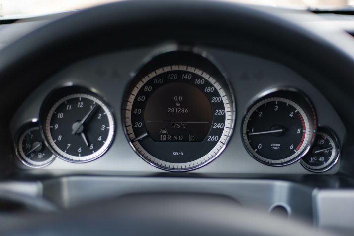 MERCEDES BENZ E200