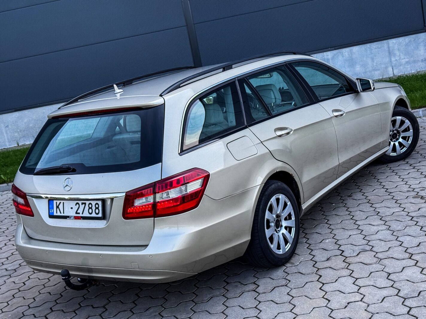 MERCEDES BENZ E220