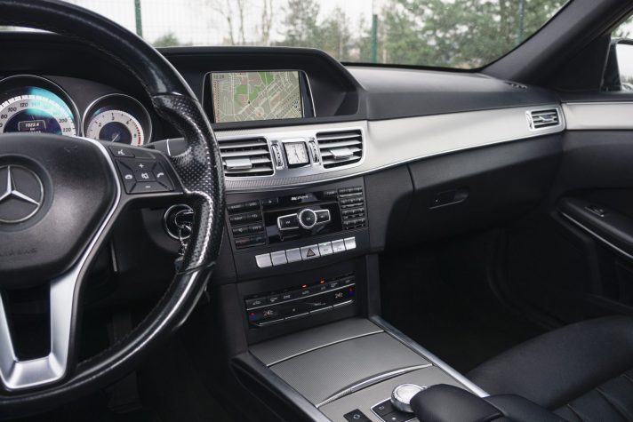 MERCEDES BENZ E220